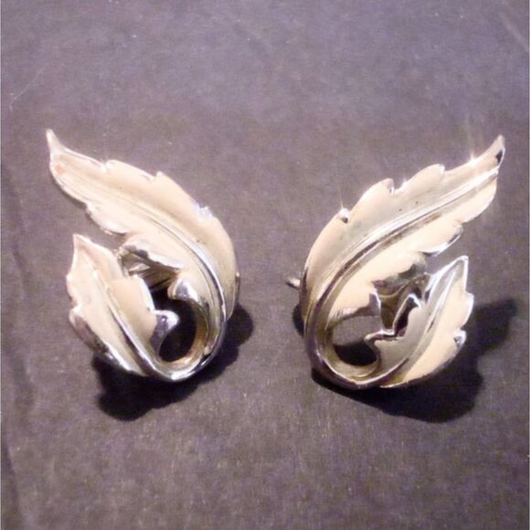 Vintage Coro Painted Leaf Clip On Earrings - Picture 3 of 4